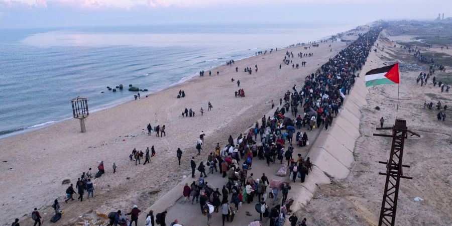 Nach Angaben der islamistischen Hamas kehrten am ersten Tag, an dem Israel den Netzarim-Korridor öffnete,  bereits rund 300.000 Menschen in ihre Wohngebiete im Norden des Gazastreifens zurück.