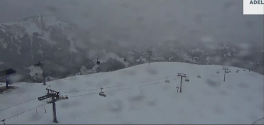 Blick auf Adelboden Lenk Metschstand BE: In der Nacht auf Dienstag wird die Schneefallgrenze sinken.