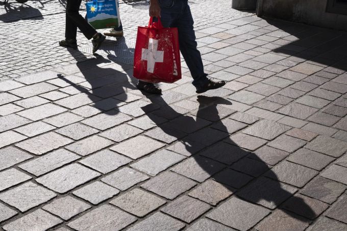 Die zweite Chance für verschuldete Schweizer könnte positive Effekte auf die gesamte Volkswirtschaft haben. (Symbolbild) Mensch Tüte Chance Verschuldete