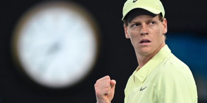 Jannik Sinner gibt in der zweiten Runde in Melbourne einen Satz ab, kommt aber doch souverän weiter. Jannik Sinner Australian Open