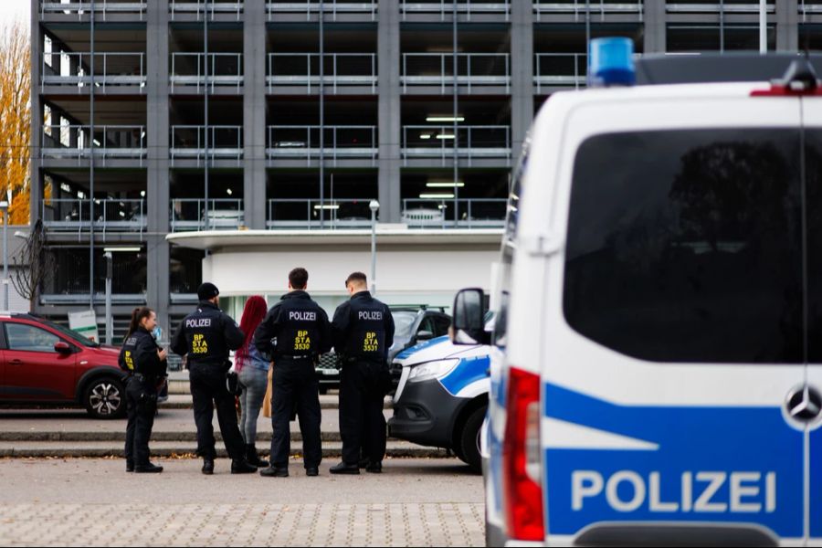 Wer sich auch sonst nicht ausweisen kann, muss sogar zur polizeilichen Abklärung auf die Wache.