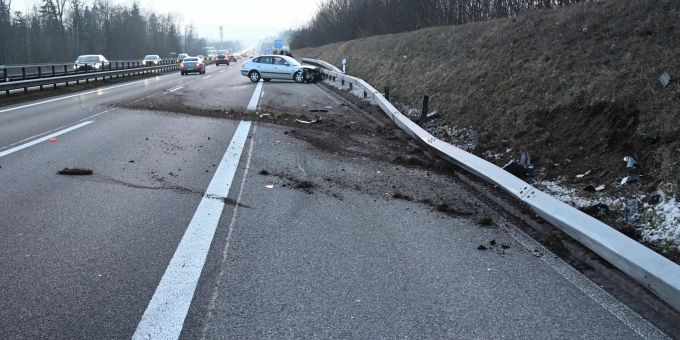 Auf der A1 bei Züberwangen kollidierte ein Autofahrer mit einer Leitplanke. Kollision mit Leitplanke