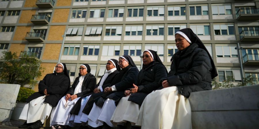 Im Gemelli-Krankenhaus von Rom, wo Nonnen beten, geht es Papst Franziskus nach Angaben des Vatikans etwas besser.