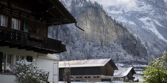 Ein unveröffentlichter Bericht stellt das Explosionsrisiko in Mitholz BE infrage. (Archivbild) Mitholz Berg Häuser
