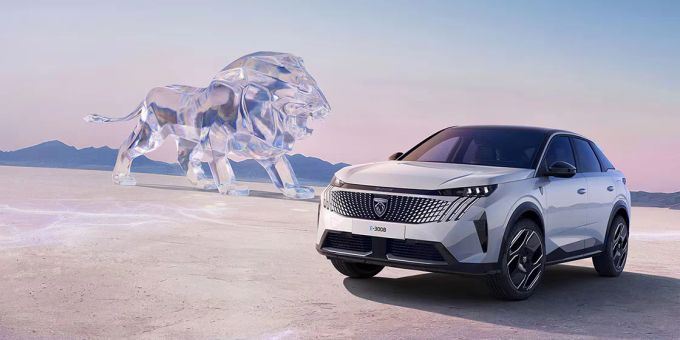 Auch der vergleichsweise kompakte Peugeot e-3008 macht einen modernen und agilen Eindruck. Peuegot e-3008