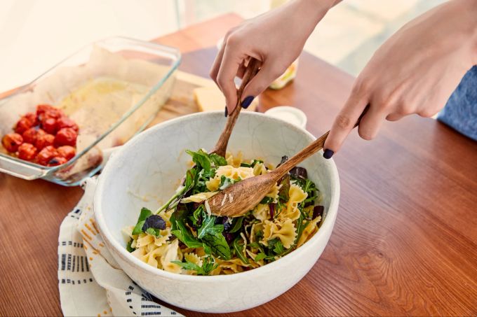 Mahlzeiten sollten nicht nur gesund sein, sondern auch schmecken. Nudelsalat-Zubereitung