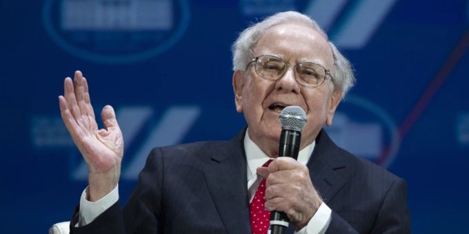 Warren Buffett erzielte mit seiner Beteiligungsgesellschaft erneut einen Rekordgewinn und richtet mahnende Worte an US-Regierung. Warren Buffett