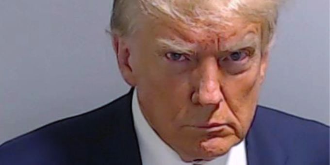 Gerahmtes Polizeifoto von Trump hängt vor Oval Office Dieses vom Fulton County Sheriff's Office zur Verfügung gestellte Foto zeigt den ehemaligen US-Präsidenten Donald Trump am Donnerstag, den 24. August 2023.