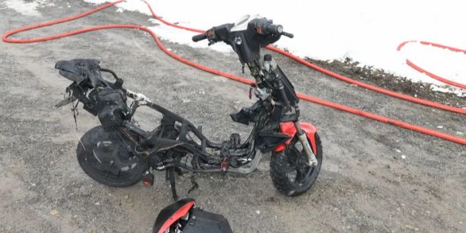 Der Roller wurde vollständig beschädigt. Roller