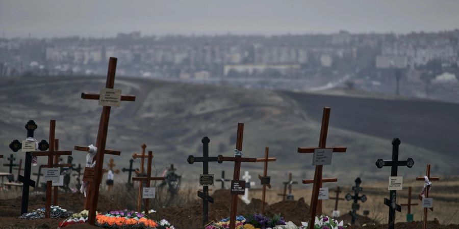 Gräber von gefallenen Soldaten auf einem Friedhof.