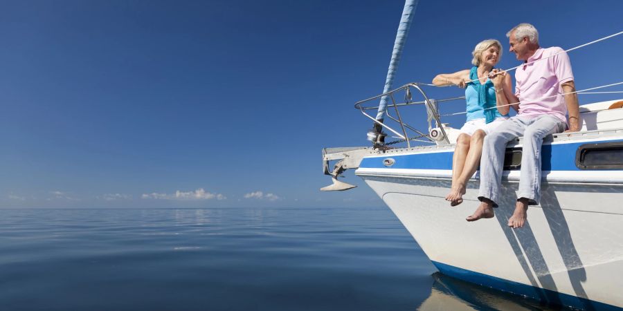 rentnerpaar, boot, blauer himmel