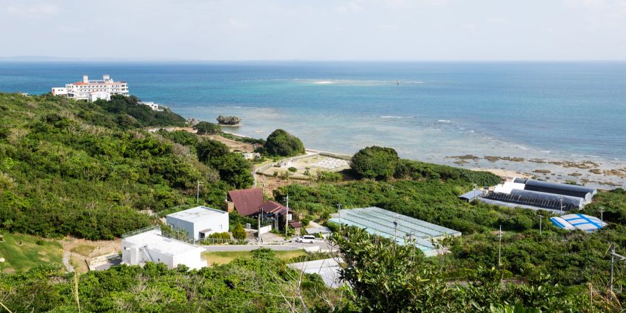 Die ruhige Atmosphäre der Okinawa-Insel bietet perfekte Voraussetzungen für eine entspannende Reise.