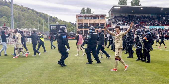 Spieler und Polizei versuchen die Servette-Fans zu beruhigen. Schweizer Cup