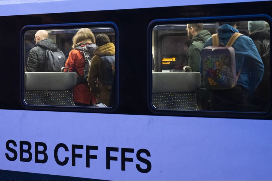 Zu den Stosszeiten kommt es in den öffentlichen Verkehrsmitteln öfters zu Platzmangel. (Symbolbild)