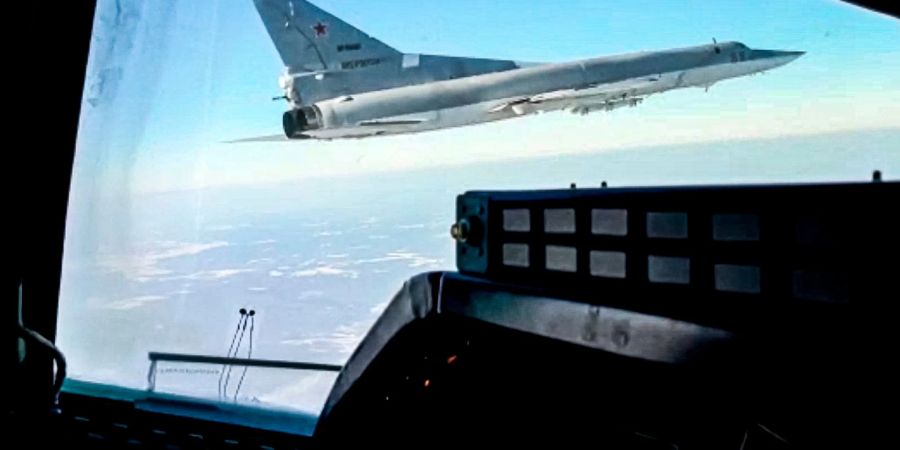 Videostandbild eines Überschallbombers vom Typ Tupolew Tu-22M3 der russischen Luftwaffe (Archivbild). Nach Moskauer Angaben stürzte das Flugzeug im südrussischen Gebiet Stawropol bei der Rückkehr von einem Kampfeinsatz ab.