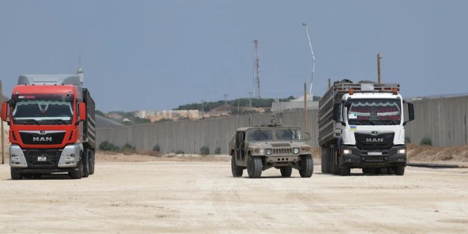Ein Militärfahrzeug begleitet LKW mit Hilfslieferungen am Grenzübergang Erez. (Archivbild) Grenzübergang Erez Gaza LKW