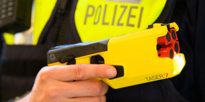 Berner Polizei erhält neue Elektroschockgeräte, da die alten Geräte veraltet sind. (Symbolbild) In Landstuhl wird ein möglicher Zusammenhang zwischen dem Einsatz der Elektroschockpistole und dem Tod eines Mannes untersucht. (Symbolbild)
