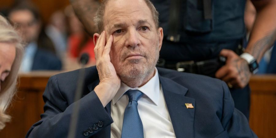 Harvey Weinstein war gestern zum ersten Mal wieder in einem New Yorker Gerichtssaal, seit seine Verurteilung wegen Vergewaltigung im Jahr 2020.