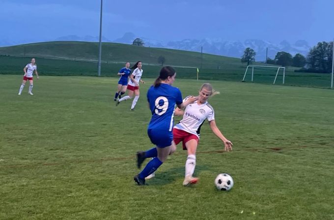 Vera Wüthrich vom FC Breitenrain im Zweikampf. fc breitenrain