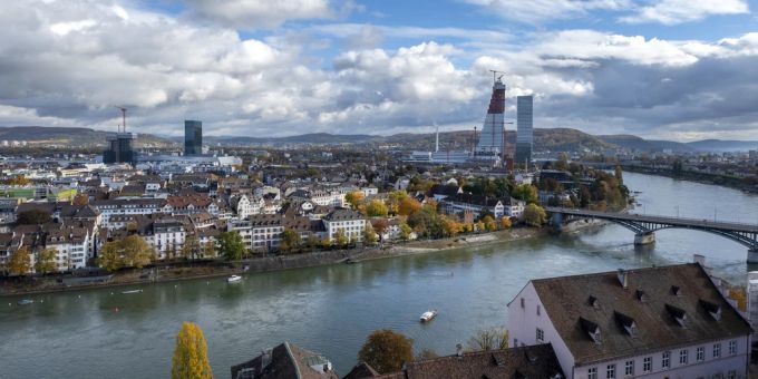Am Montagmorgen bekamen Velofahrerinnen und Spaziergänger auf der Wettsteinbrücke eine unfreiwillige Dusche. Wettsteinbrücke