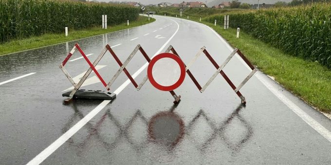 Unwetter - Erdrutsch verschüttet zwei Kinder in Österreich – eines tot