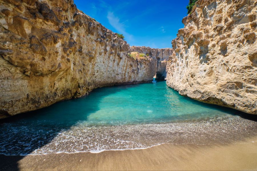 Papafragas Strand auf der Insel Milos, Felsen, blaues Meer, Bucht.