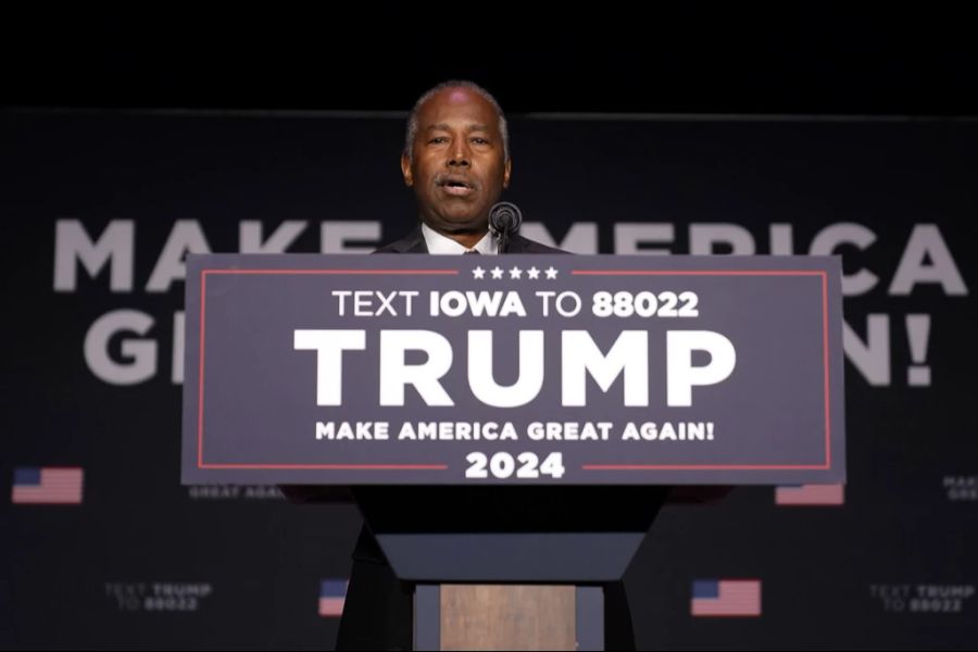 Der Ex-Minister für Wohnungsbau und Stadtentwicklung, Ben Carson, spricht während einer Wahlkampf-Veranstaltung von Donald Trump, am 29. Oktober 2023 in Sioux City.