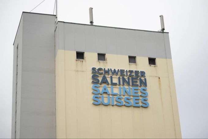 Das Logo der Schweizer Salinen am Turm der Saline Riburg in Möhlin bei Rheinfelden. (Symbolbild) schweizer salinen