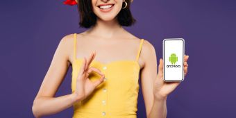 Frau mit ihrem Android-Smartphone