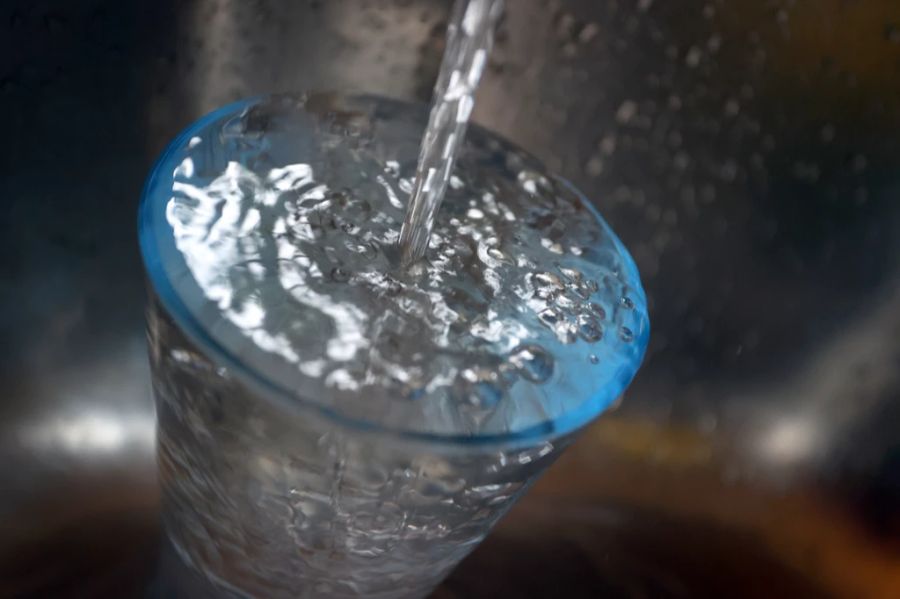 Wenn die Schweiz das Verbot übernimmt, muss das Trinkwasser verdünnt werden, um den neuen Grenzwert einzuhalten. (Symbolbild)