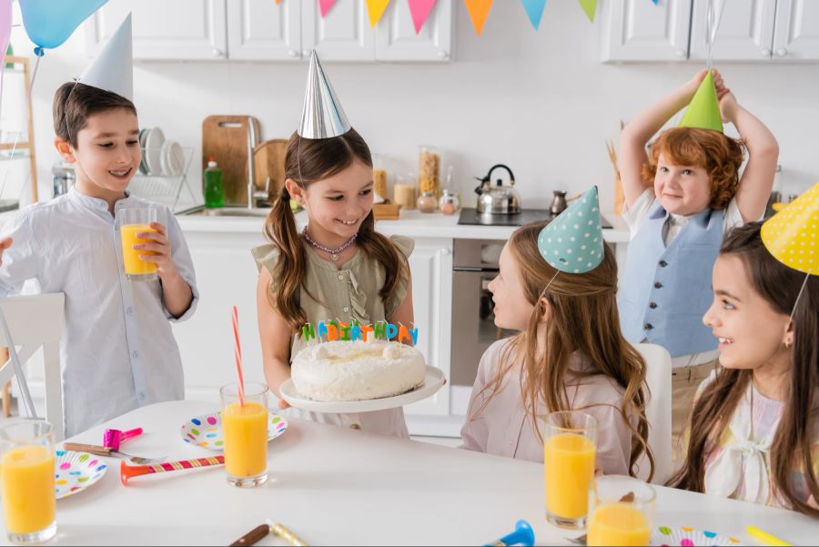 Fröhliche Kinder am Kindergeburtstag