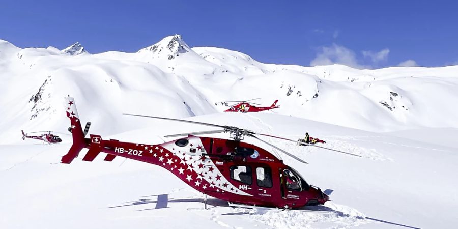 Sieben Helikopter der Air-Glaciers, der Air Zermatt und der Rega begaben sich nach dem Unglück zum Einsatzort. Die drei nun identifizierten Personen konnten jedoch nur noch tot geborgen werden. (Archivbild)