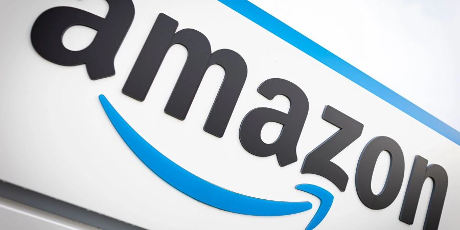 Zwei Amazon-Mitarbeiter sind nach Diebstählen zu Haftstrafen verurteilt worden.