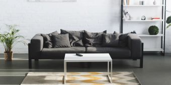 Moderne Wohnzimmereinrichtung mit grauem Sofa