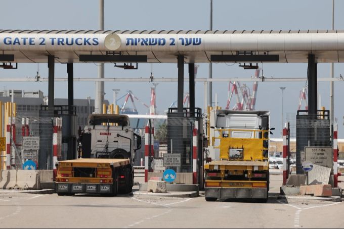 Lastwagen fahren in den Hafen Aschdod. Aschdod