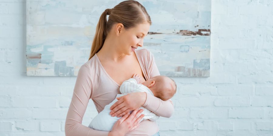 Stillende Mütter brauchen besonders viele Nährstoffe.