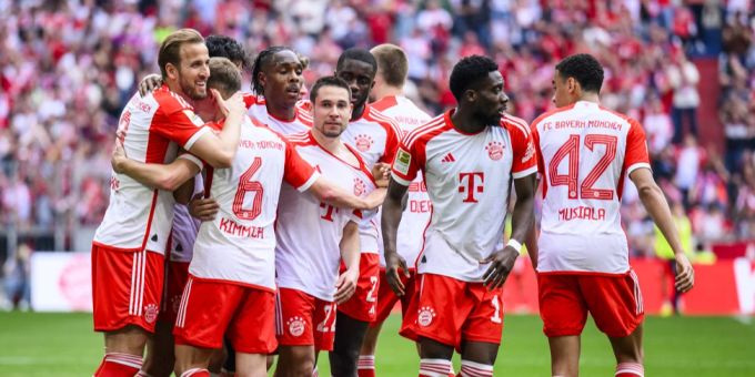 Bayern München gewinnt gegen Köln. Damit braucht Leverkusen am Sonntag ebenfalls einen Sieg, um dieses Wochenende Meister zu werden. Bayern München