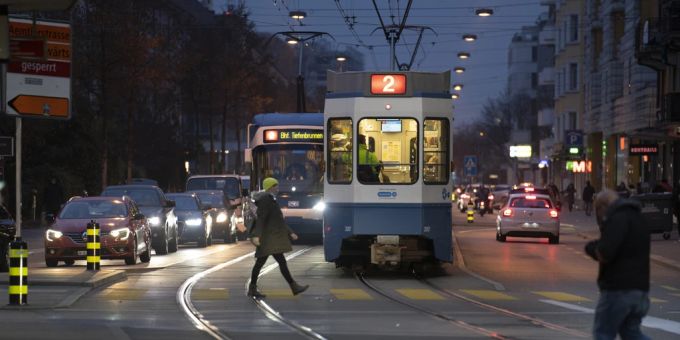 Bisher teilten sich nur Trams, Autos und Fussgänger die Badenerstrasse in Zürich. Nun sollen auch Velofahrer in der Infrastruktur unterstützt werden. badenerstrasse zürich velostreifen