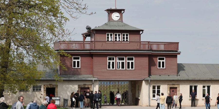 Das ehemalige Lagertor während der Gedenkfeier zum 79. Jahrestag der Befreiung des Konzentrationslagers Buchenwald.