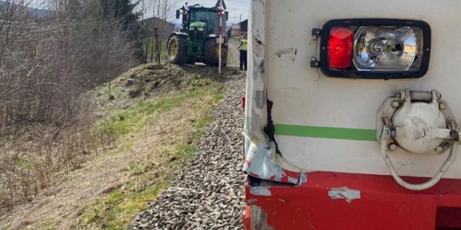 Keine Verletzten: Bei der Kollision entstand lediglich Sachschaden. Der Traktor hatte laut Polizei genügend Zeit, ein Ausweichmanöver einzuleiten.