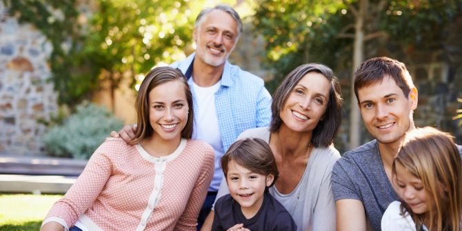 Eine grosse glückliche Familie: Eltern mit vier Kindern