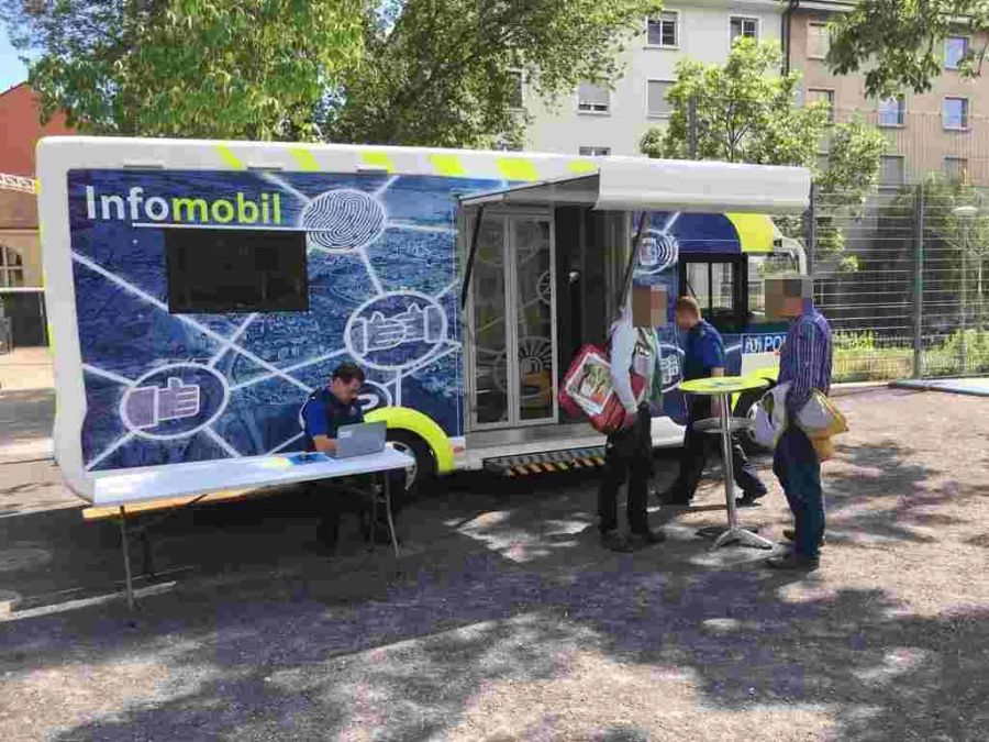 Mit sogenannten «Infomobilen» fährt die Kantonspolizei Basel-Stadt in die Quartiere.