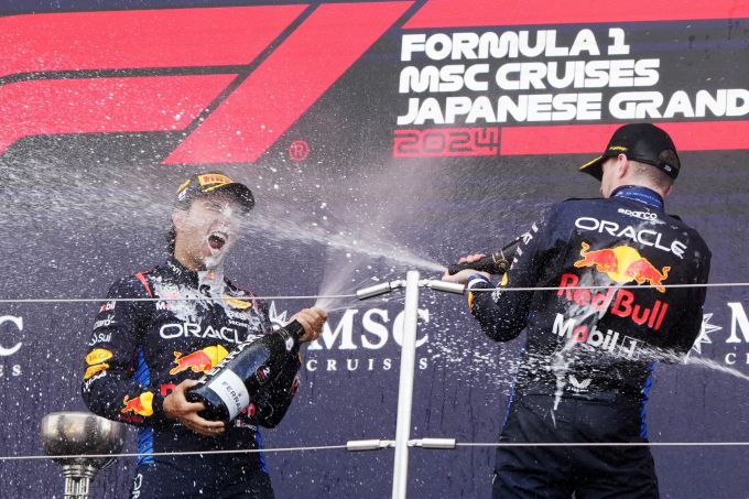 Max Verstappen (rechts) und RB-Kollege Perez feiern den nächsten Doppelsieg in der Formel 1. Formel 1