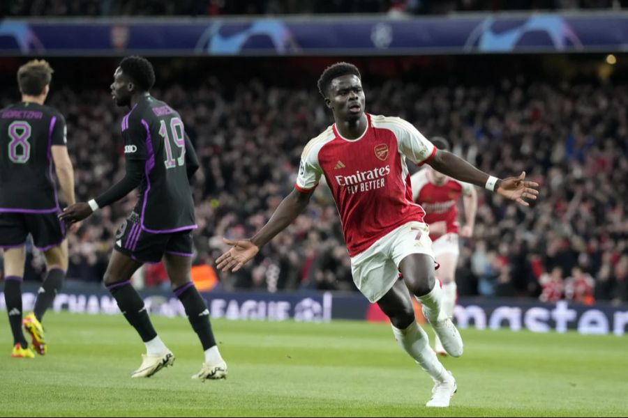 Bukayo Saka erzielt das 1:0 für Arsenal.