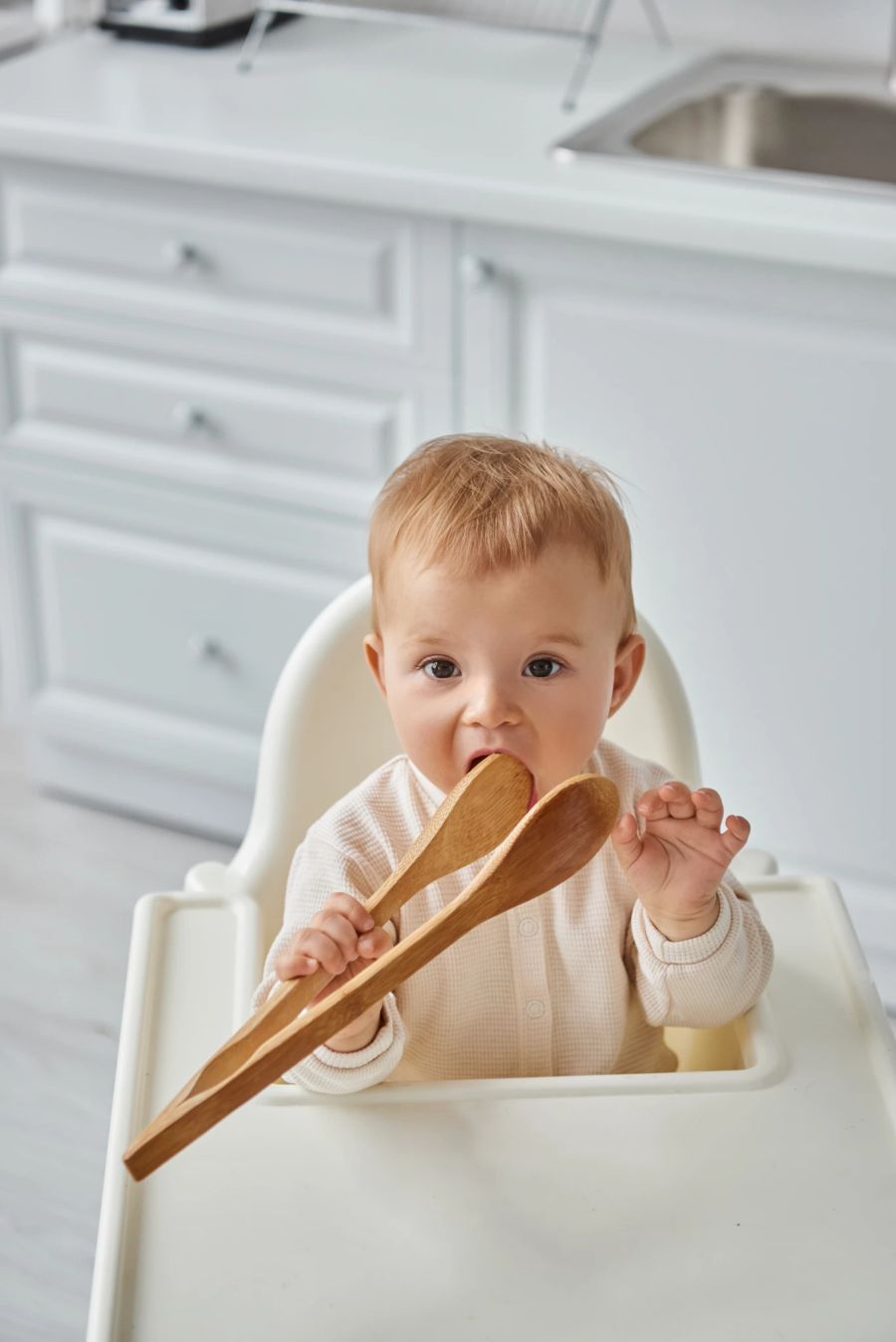 Babys erkunden die Welt mit ihrem Mund. Irgendwann (normalerweise spätestens ab dem dritten Lebensjahr) hören Kinder auf damit.