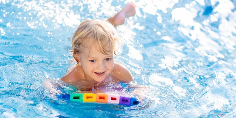 Sicherheit sollte in einem Kids Club an oberster Stelle stehen, vor allem, wenn es ums Schwimmen geht.