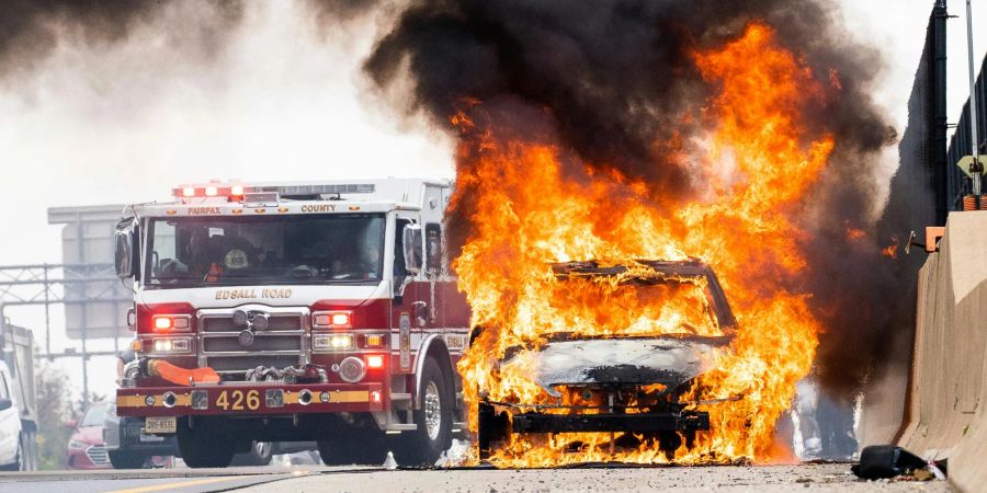 Brände an Elektroautos betonen die Bedeutung fortlaufender Sicherheitsforschung und Schulung von Einsatzkräften zur Verbesserung der Sicherheitsstandards.