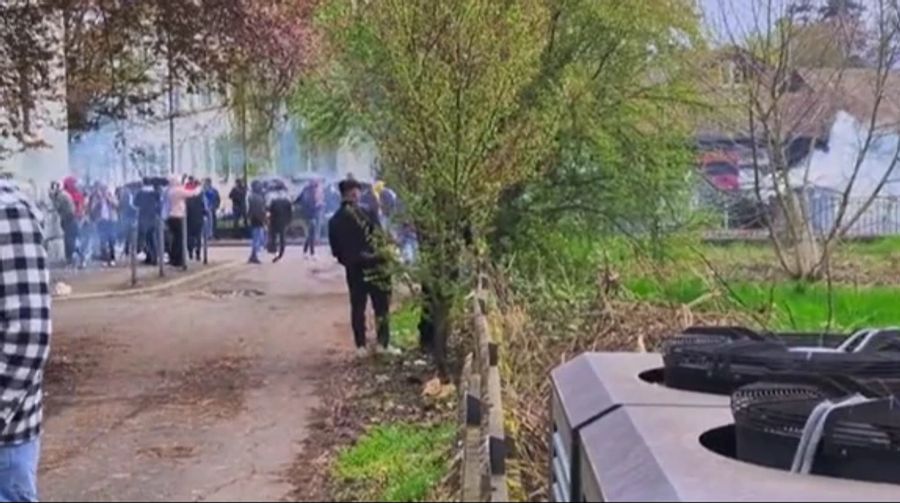 Die Polizei verhinderte das Aufeinandertreffen gegnerischer Eritreer-Gruppen in Gerlafingen SO mit Wasserwerfer und Tränengas.