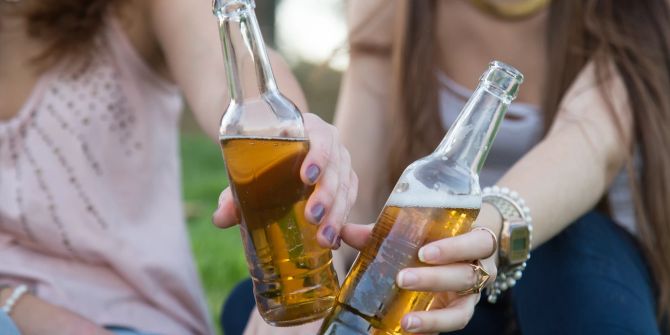 Bier, Frauen im Hintergrund