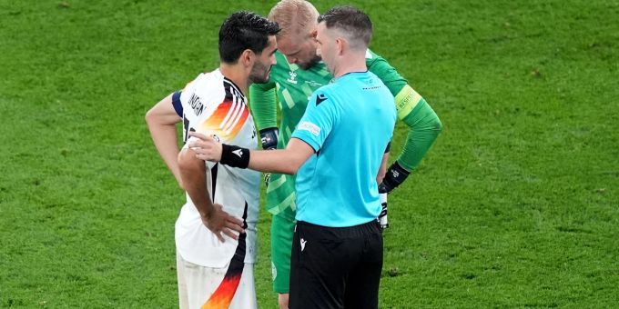 Nur die Kapitäne der Teams dürfen auch künftig im Europapokal nur noch mit dem Schiedsrichter diskutieren. em 2024